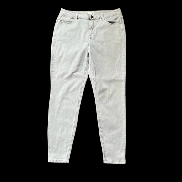 Gray Skinny Jeans with Smooth Texture - Picture 1 of 3